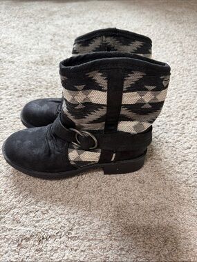 Women's new without tags Roxy Black and Gray Patterned Boot with Buckle